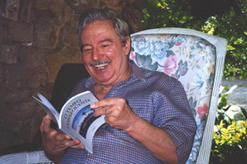 H. Dobal com seu livro O Tempo Conseqüente, em janeiro de 2001.