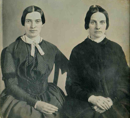 Possível foto de Emily Dickinson com amiga