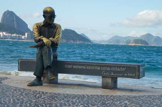 Drummond - estátua em Copacabana